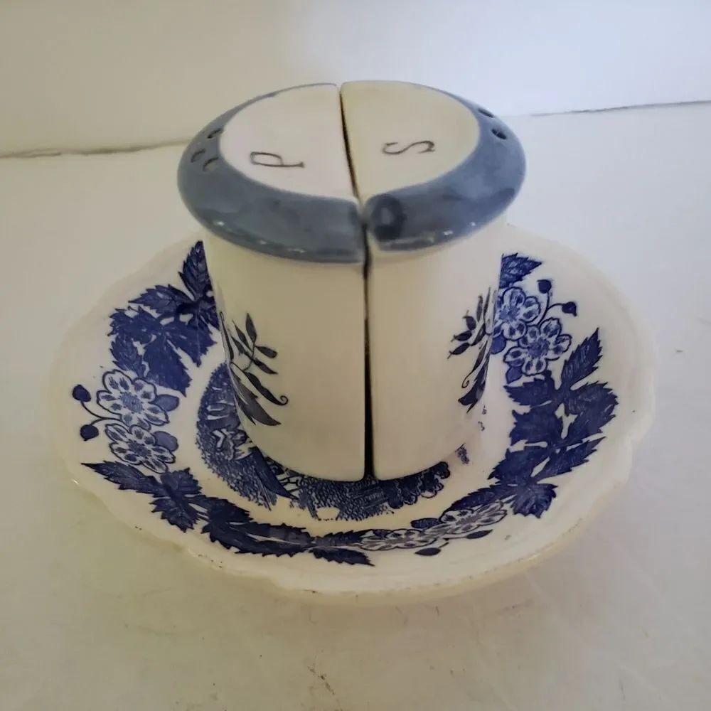 3 Piece Salt & Pepper Shaker Set - Picture 4 of 12